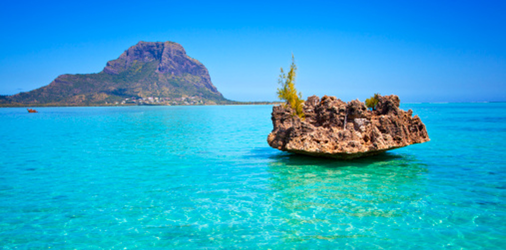 Gaze back at Le Morne and the ‘clam’ rock from Île aux Benitiers